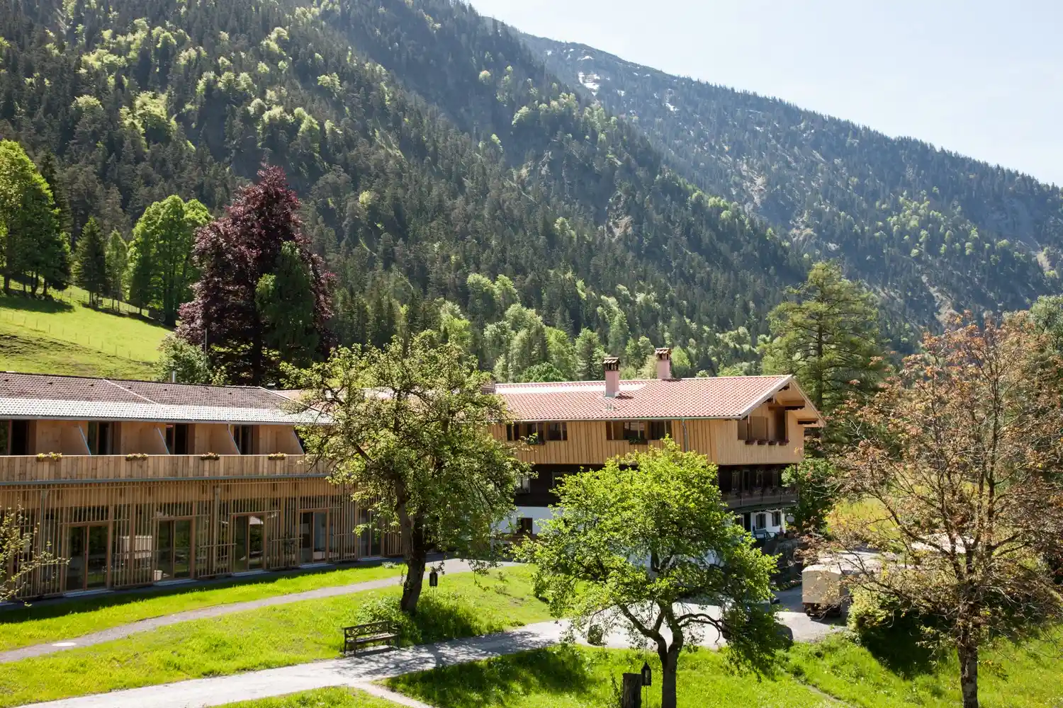 Naturhotel Tannerhof: Hotelgarten und Blick aufs Haupthaus