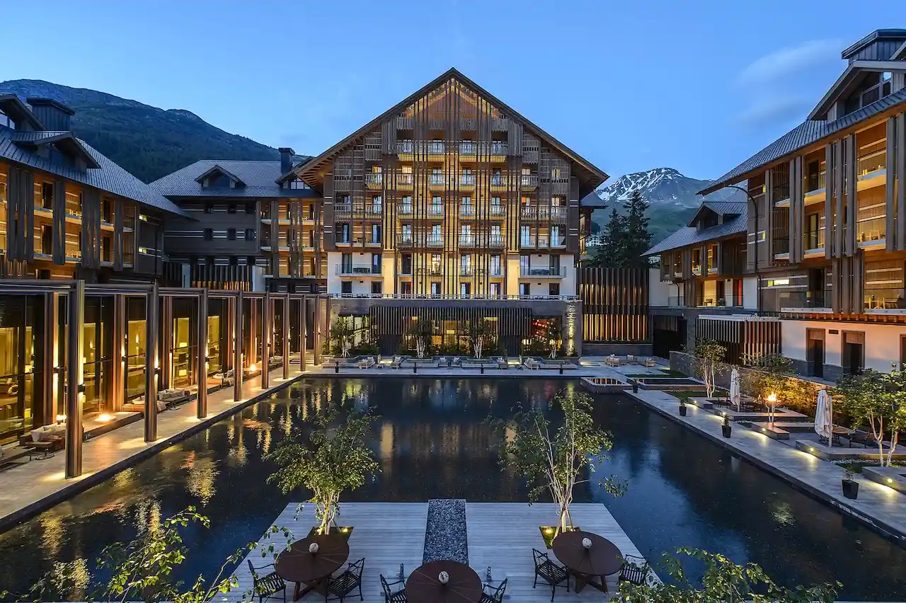 Außenansicht vom Hotel The Chedi Andermatt in der Schweiz