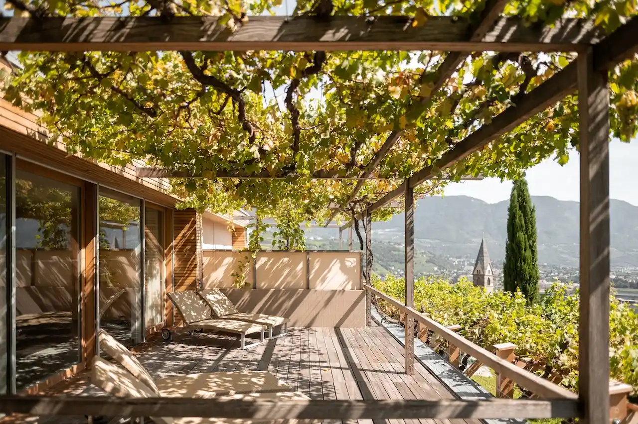 Pergola Residence in Algund: Terrasse unter Weinreben