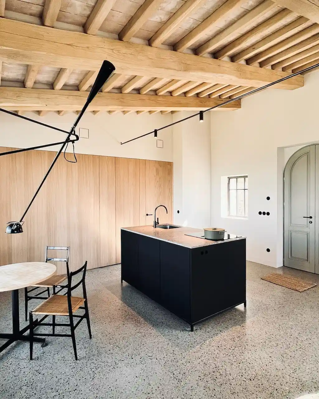 Calitardo Umbrien: Moderne Küche mit schwarzem Küchenblock