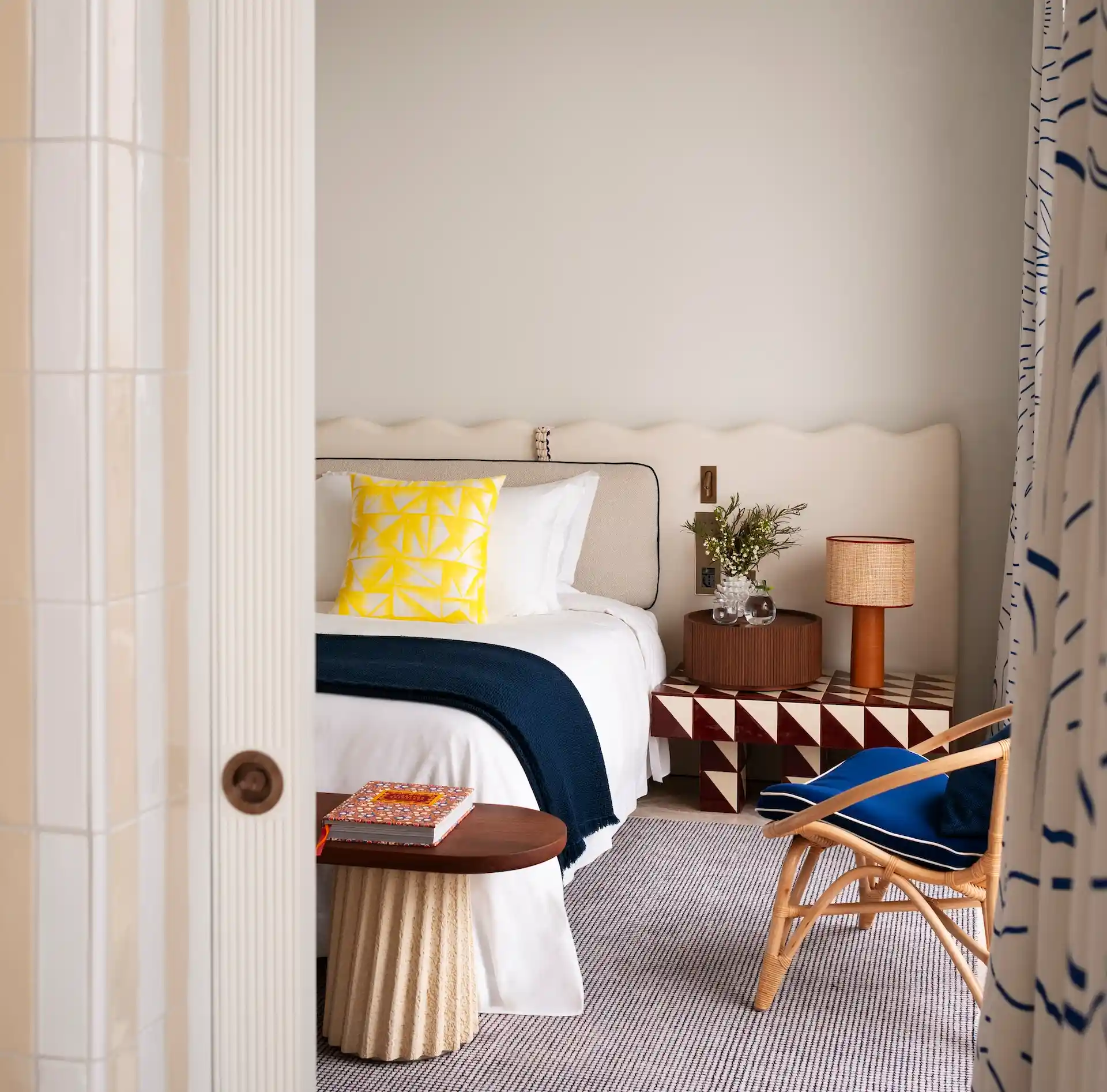 Mit einer Gestaltung, die bewusst auf regionale Materialien, das Licht und die Farben der Küste setzt | © Jumeirah