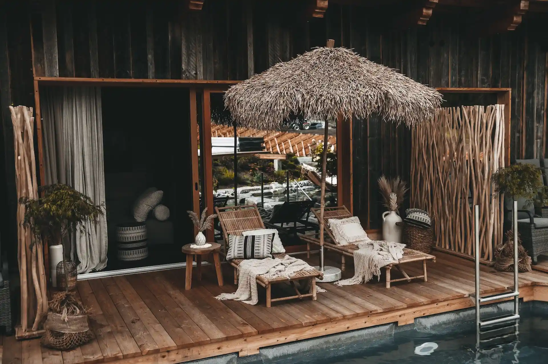 Suiten mit direktem Pool-Zugang © NEST X NOMAD