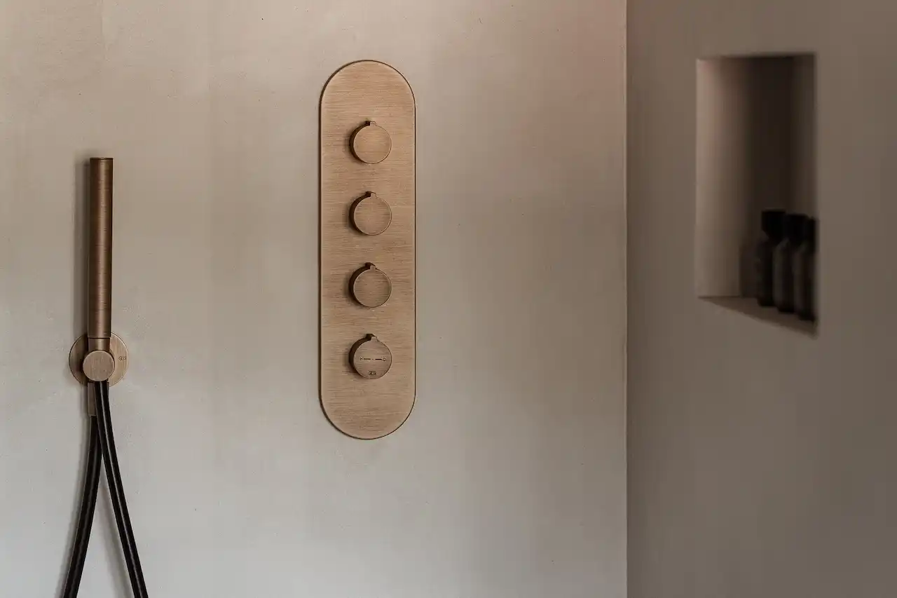 Interior Design im Hotel Stiegnhaus: Hier Armaturen in Dusche von Gessi