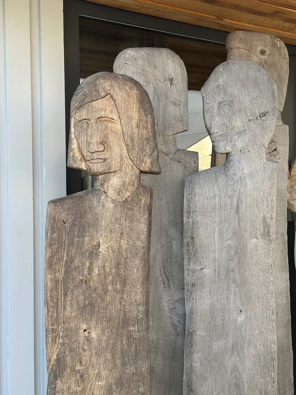 Steinskulpturen dezent, wie die übrige Architektur