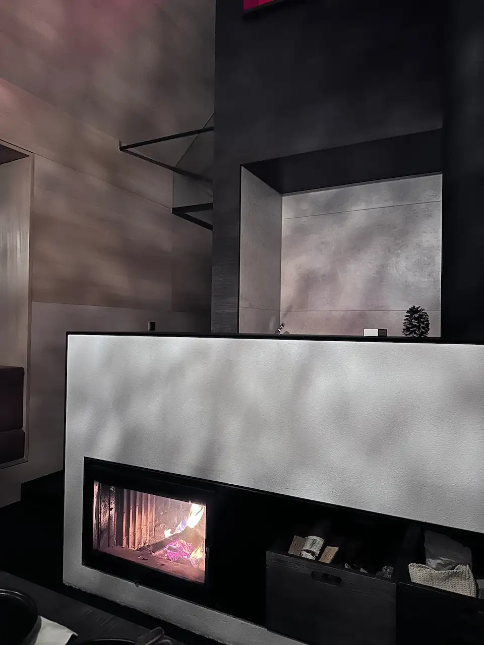 Haus am Feld: Die Badewanne ist hinter dem Kamin, durch den Kamintunnel sieht man nach draußen