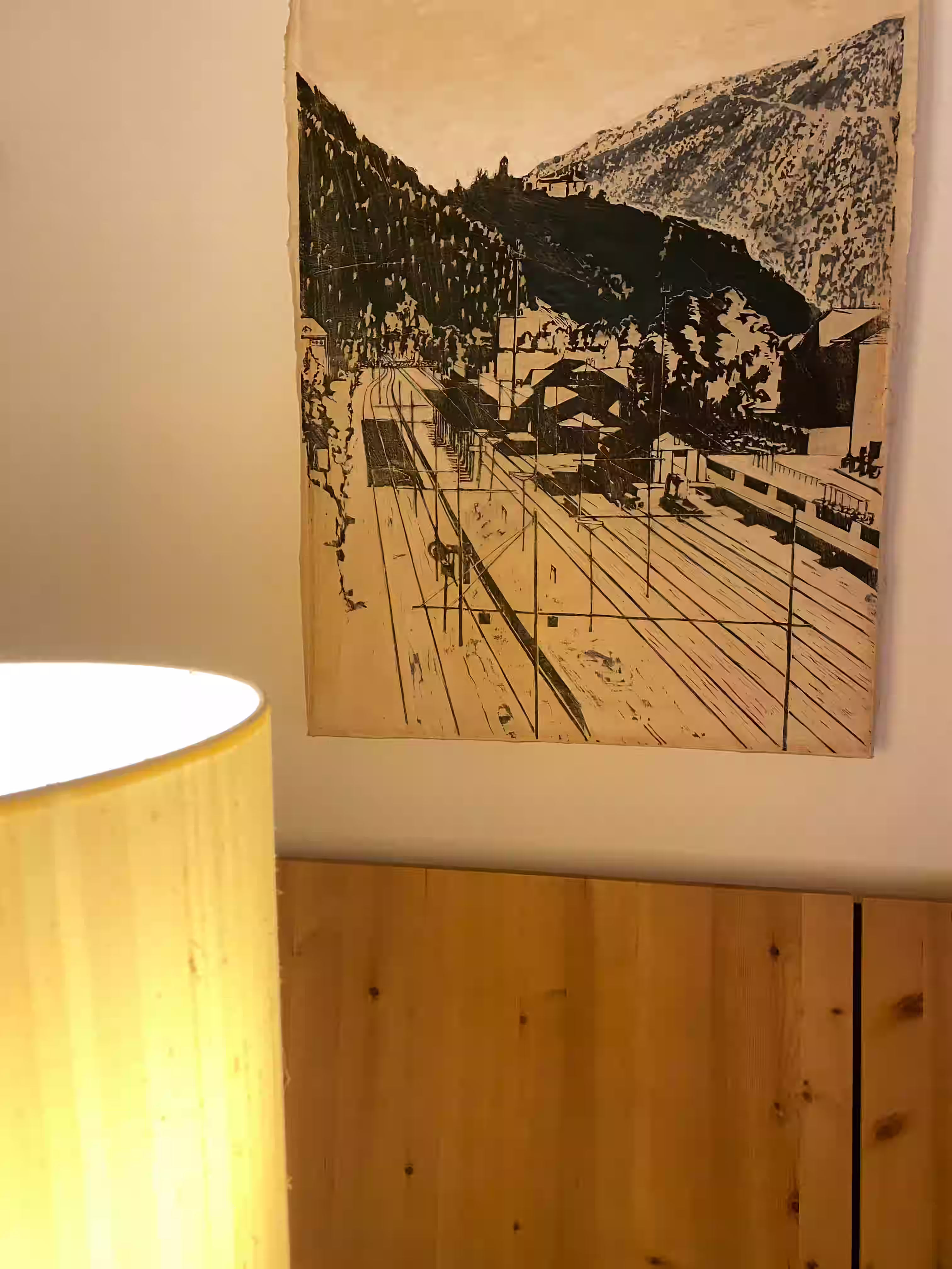 Haus am Turm Sterzing – Holzschnitt im Gastraum des Restaurants