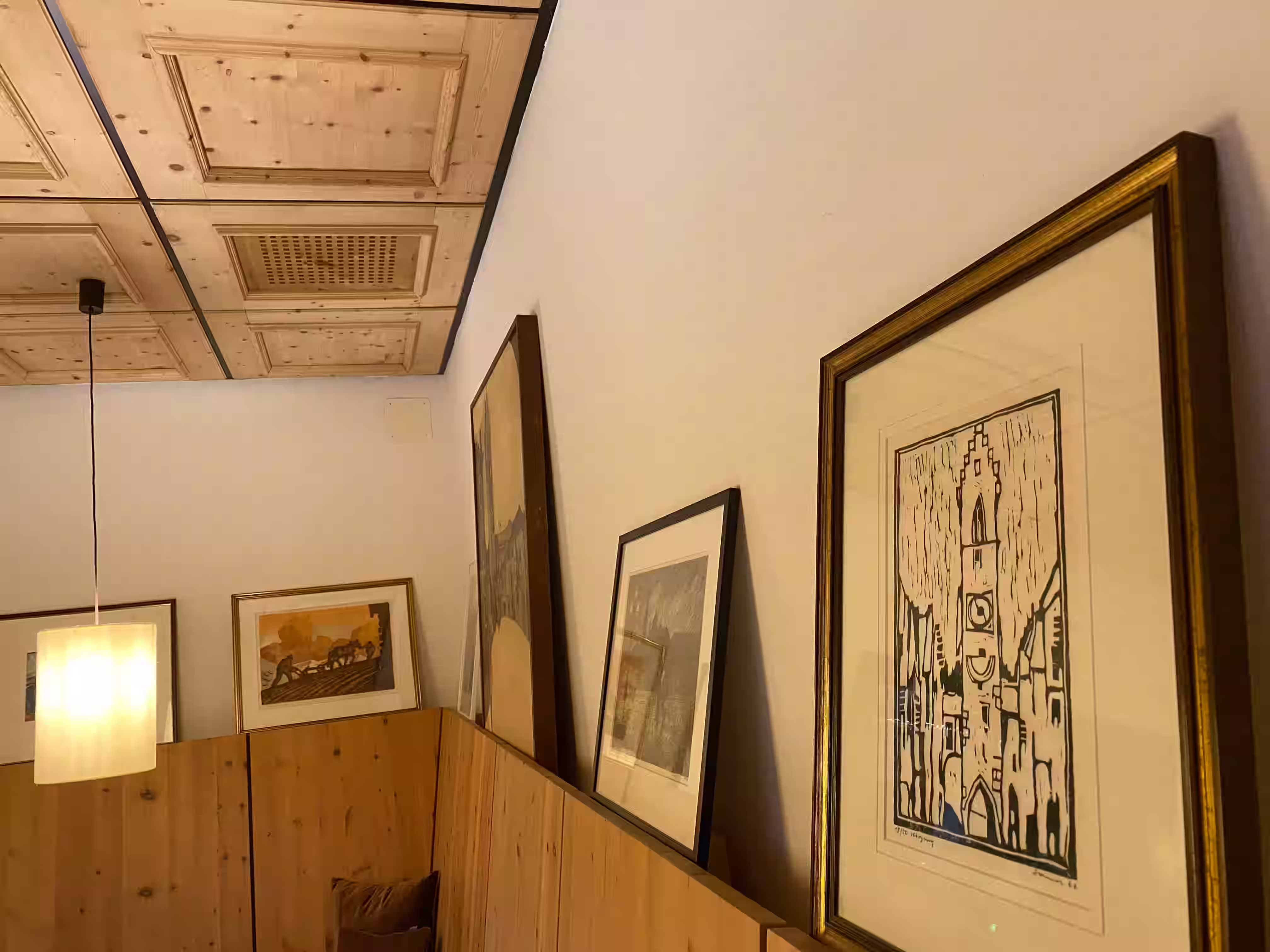 Haus am Turm Sterzing – Gerahmte Grafiken an der Wand im Restaurant Vinzenz