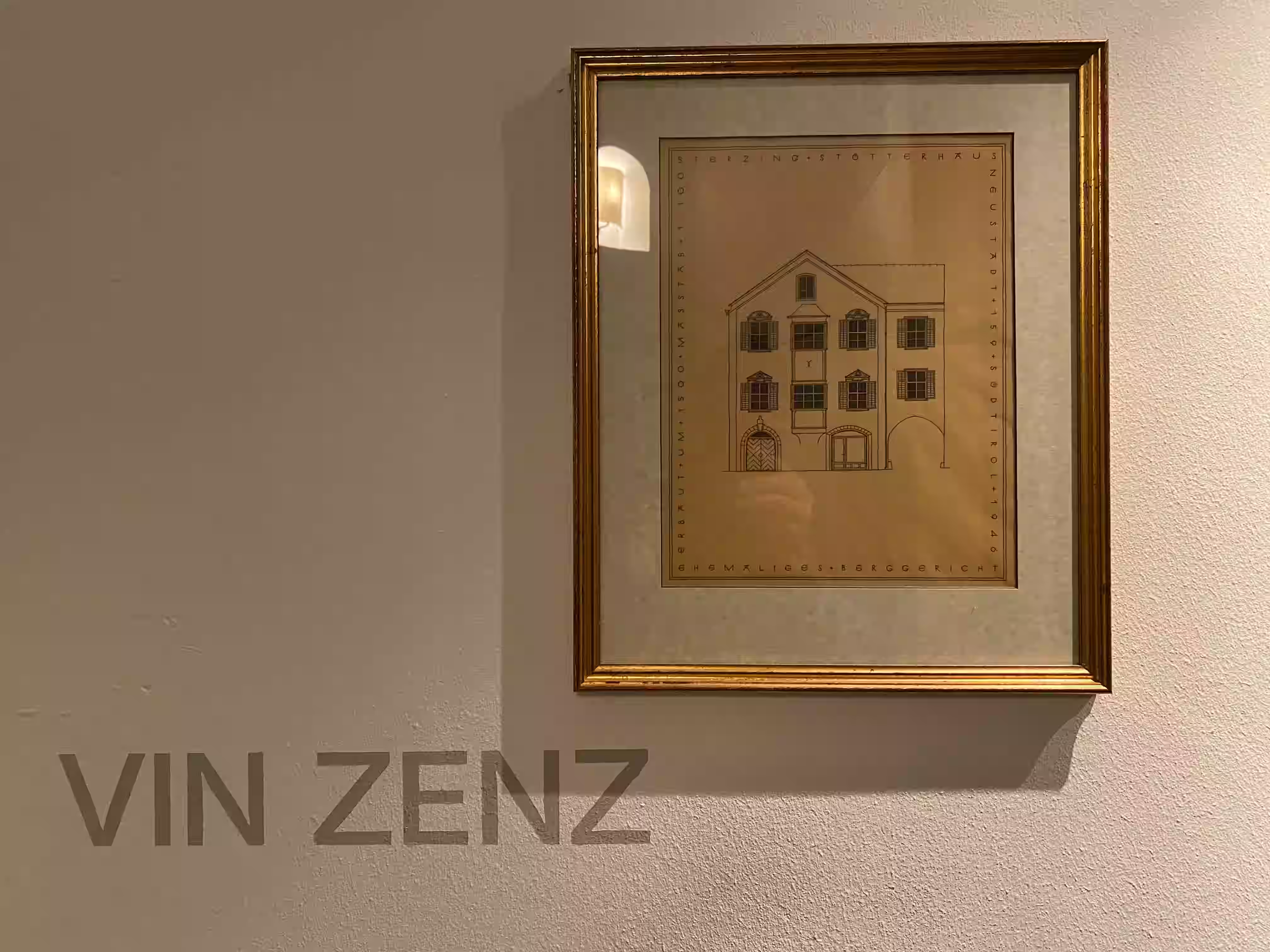 Haus am Turm Sterzing – Gerahmter historischer Fassadenriss des Sterzinger Hauses im Restaurant Vinzenz