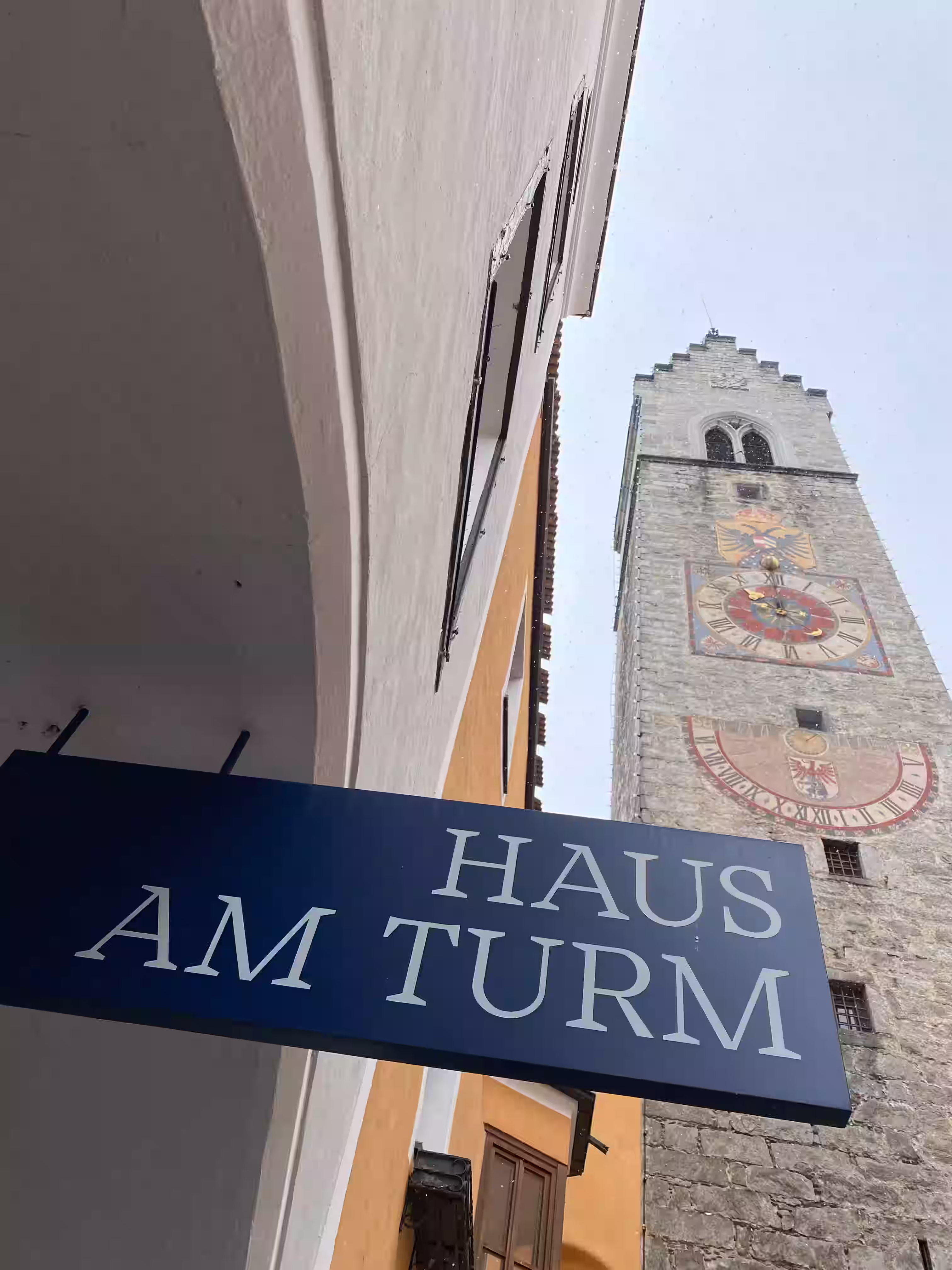 Haus am Turm Sterzing – Hotelschild vor dem Zwölferturm