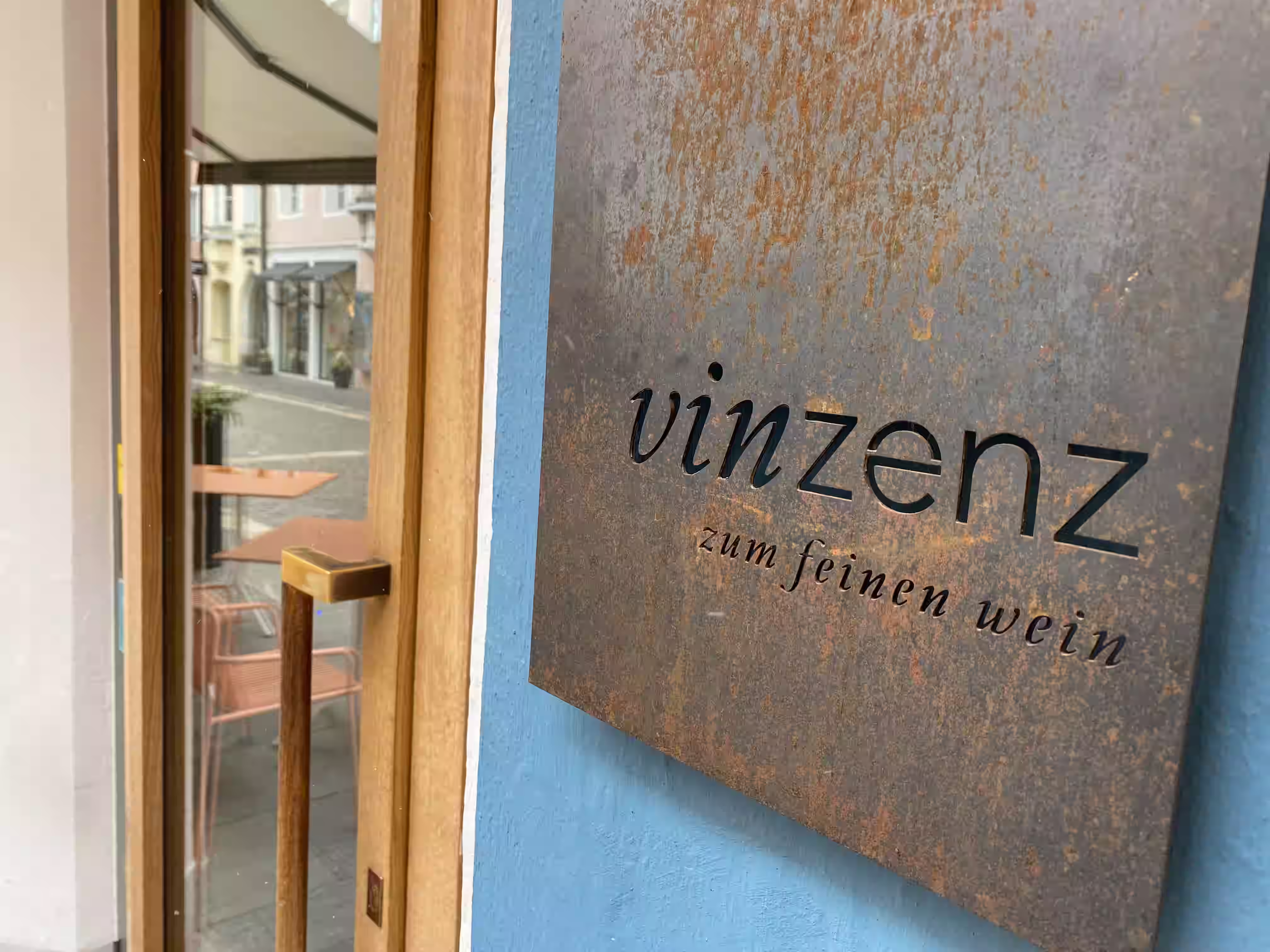Haus am Turm Sterzing – Eingangsschild Restaurant Vinzenz auf blauer Fassade