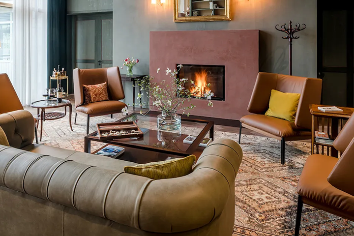 Hotel Villa Verde in Algung: gemütliche Lounge mit Ledersofa, Kamin, Couchtisch und Ledersesselnr