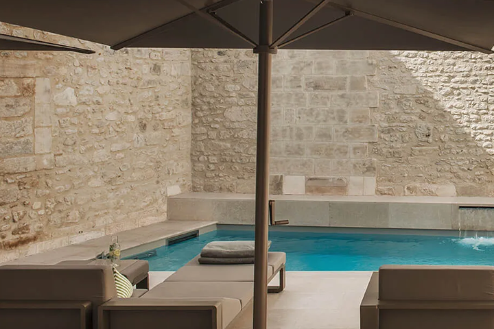 Hotel de Tourrel, Pool umrundet von Wand aus hellen Steinen