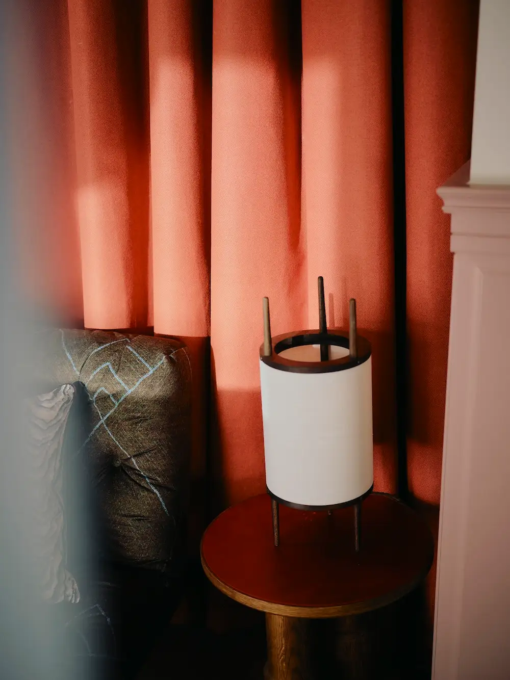 The Dean Berlin - Leuchtendetail im Hotelzimmer