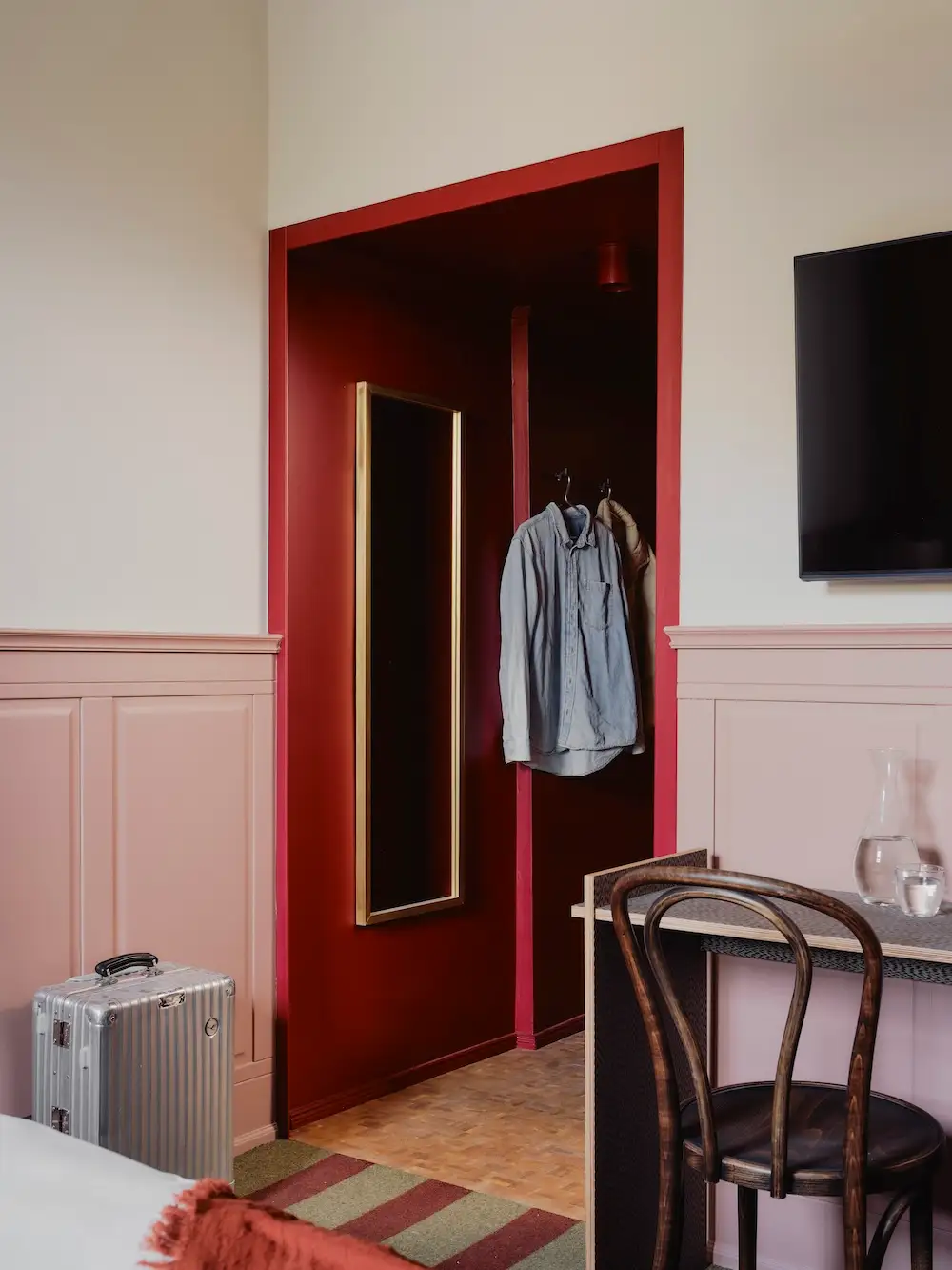 The Dean Berlin - Die Eingangsbereiche der Zimmer sind einheitlich in Rot