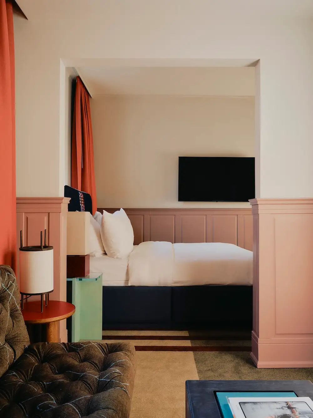 The Dean Berlin - Die Farbwelten der Zimmer und Schlafbereiche: Mauve, Rot, Nachtblau