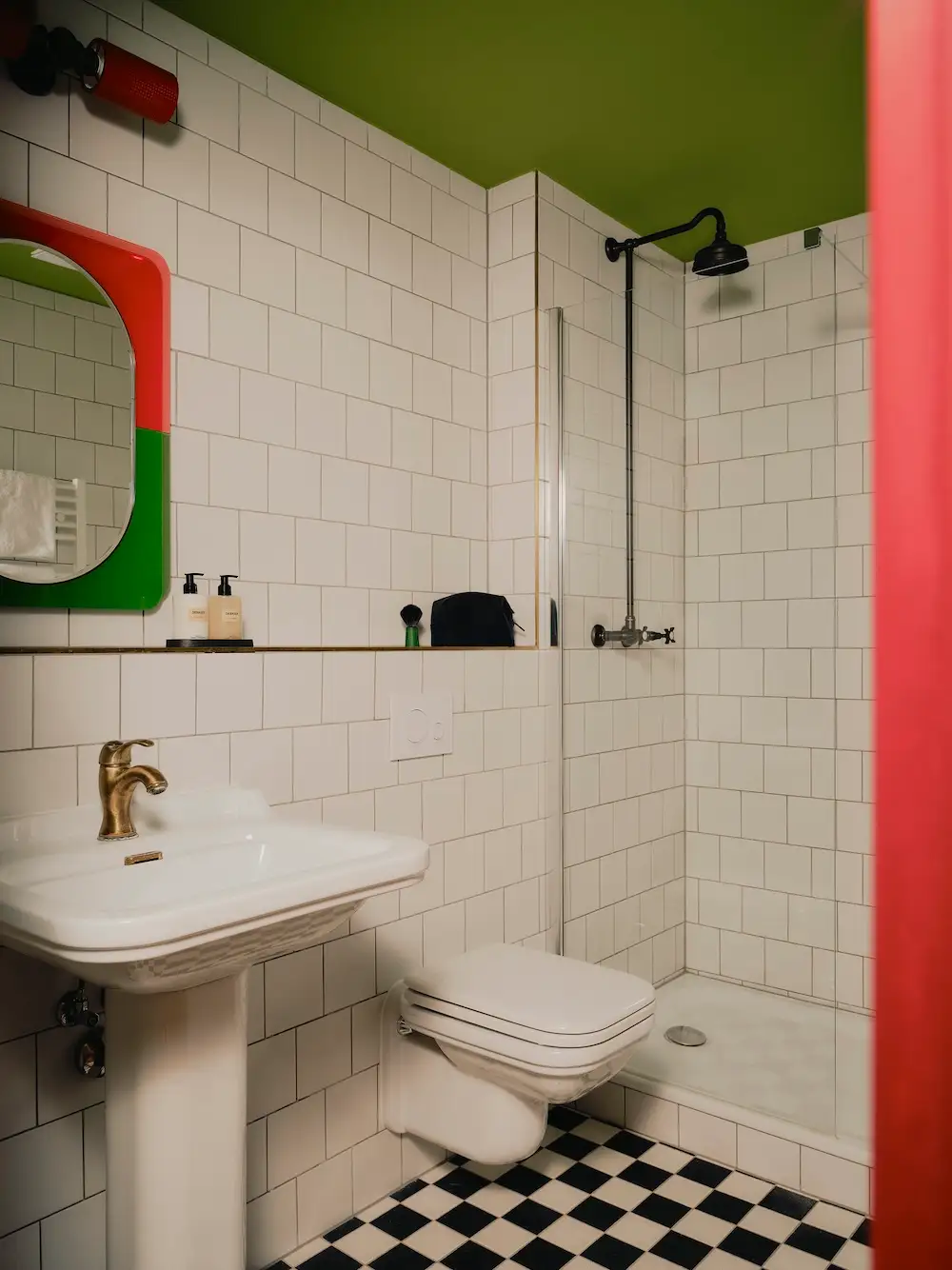 The Dean Berlin - Reburbishprojekt: Bestandsfliesen, mit neuen Farben, Armaturen und Spiegelelementen