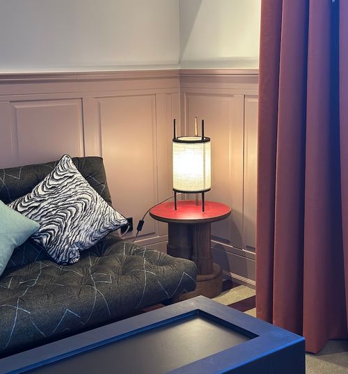 The Dean Berlin - Wohnbereich im Hotelzimmer, Stilmix zwischen Vintage und Designklassikern