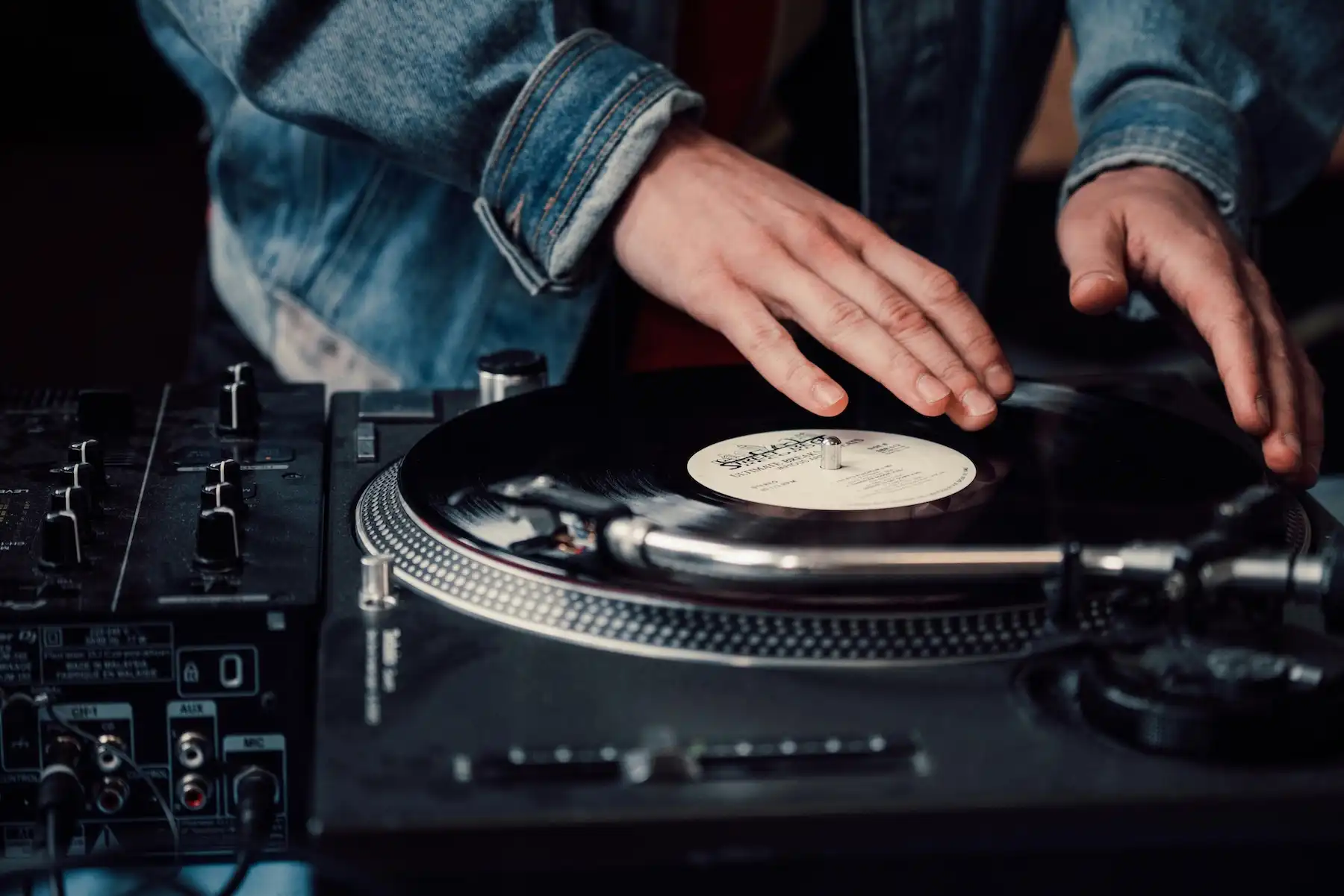 Soundscaping im Hotel: Mann bespielt eine Platte auf einer Soundbar