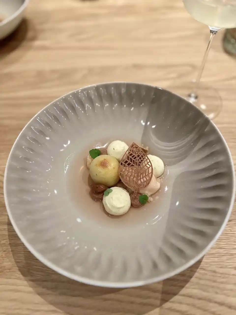 Auerhahn Hotel am Schluchsee: hübsch angerichtetes Dessert auf hellem Teller auf hellem Holztisch