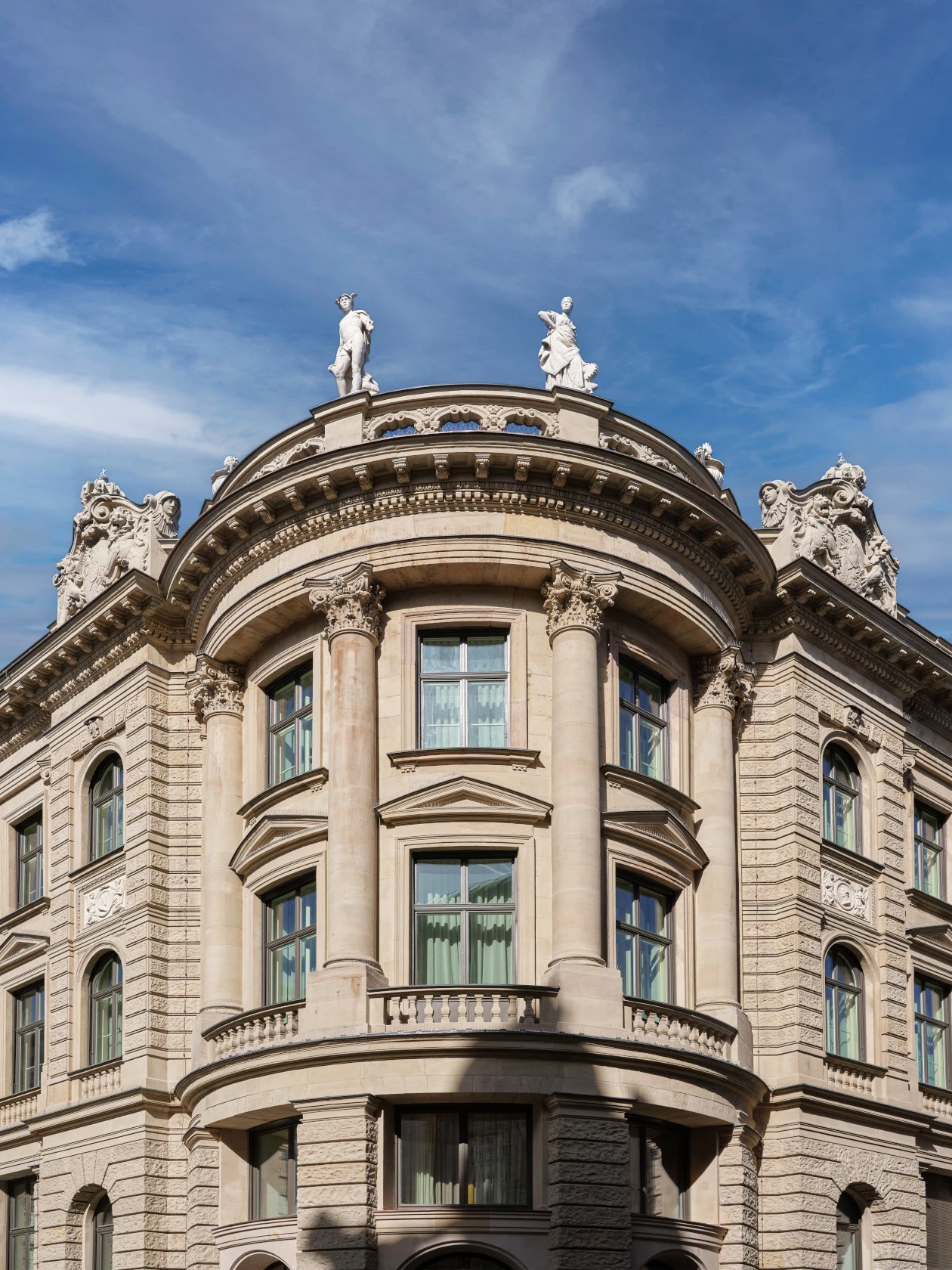 Rosewood Munich Hotel: Außenansicht auf die Steinfassade unter blauem Himmel