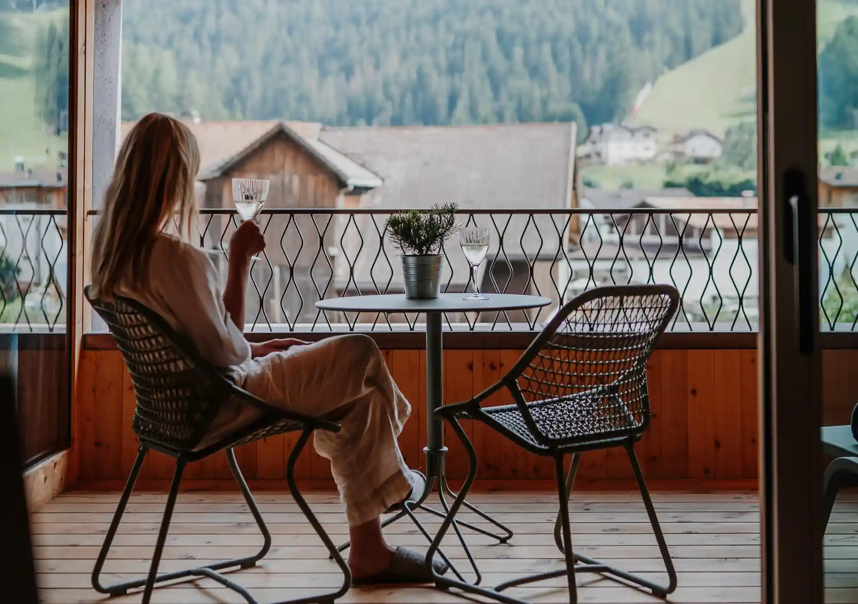 Atto Suites: Frau die Wein trinkt im Stuhl auf Balkon mit Blick auf die Berge