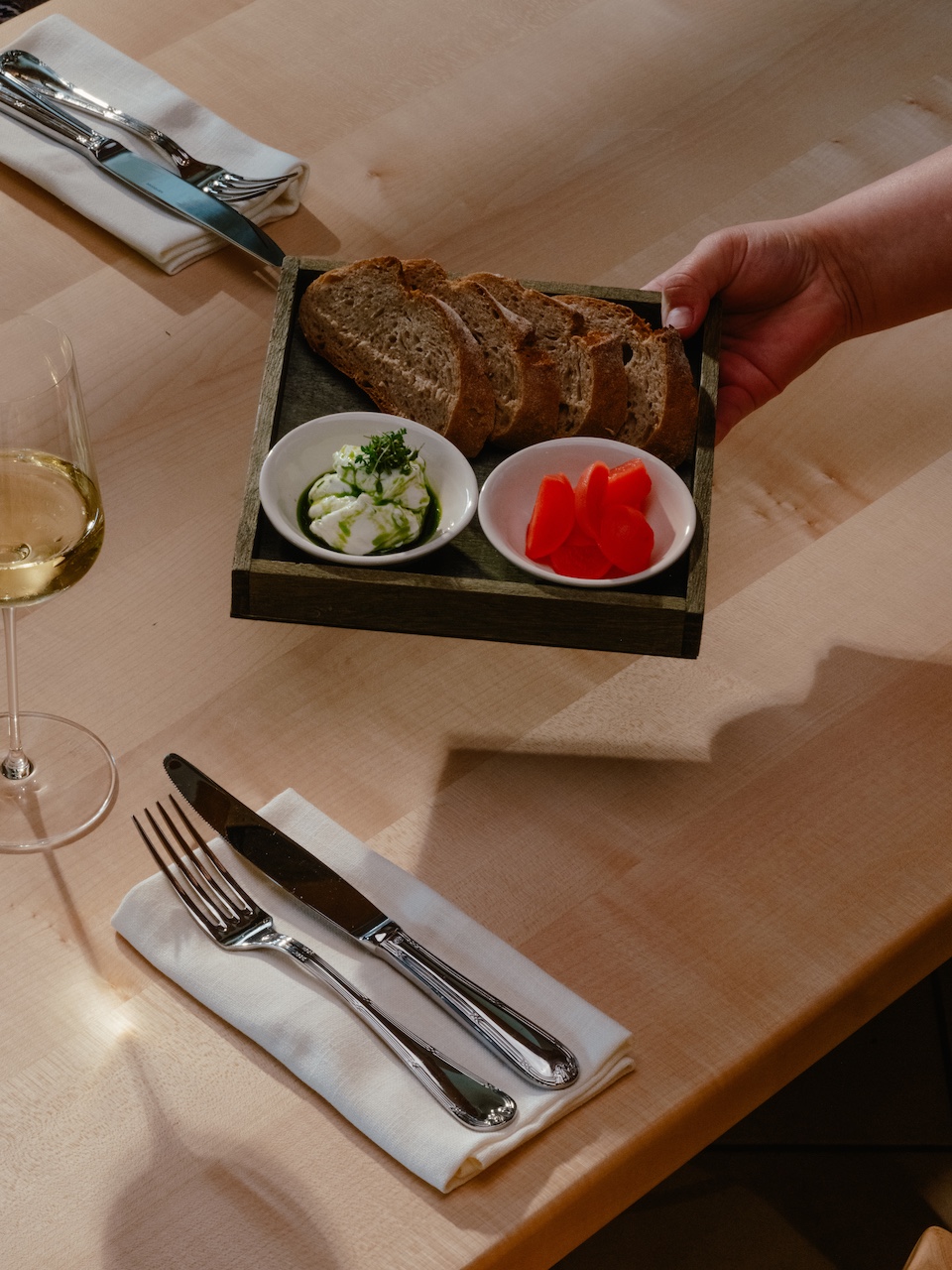 Auerhahn Hotel am Schluchsee: Essensplatte mit Brot und Aufstrich die über den Tisch gereicht wird
