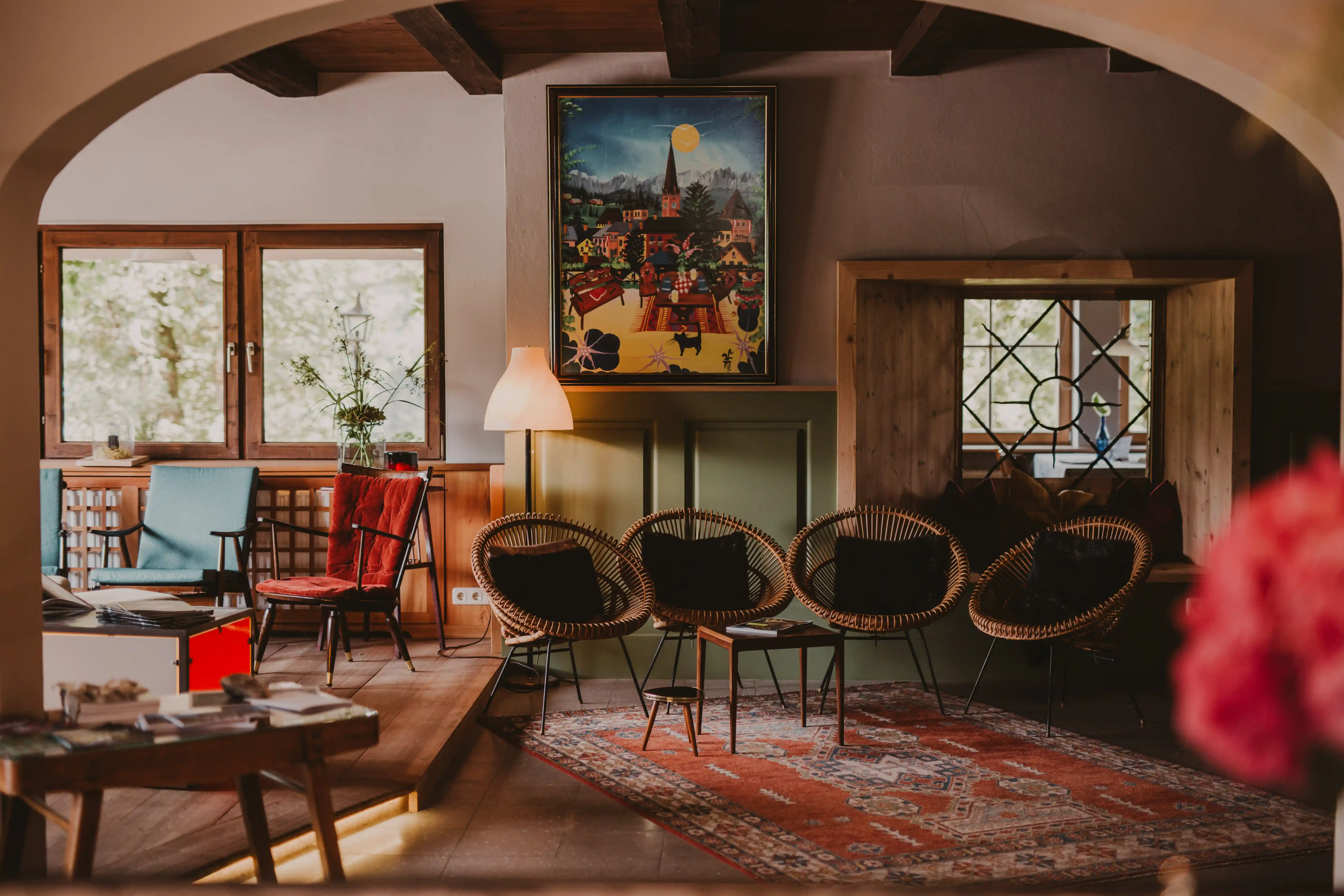 Die Lounge im Hotel Seebichl mit Stühlen aus den 60er und 70er Jahren