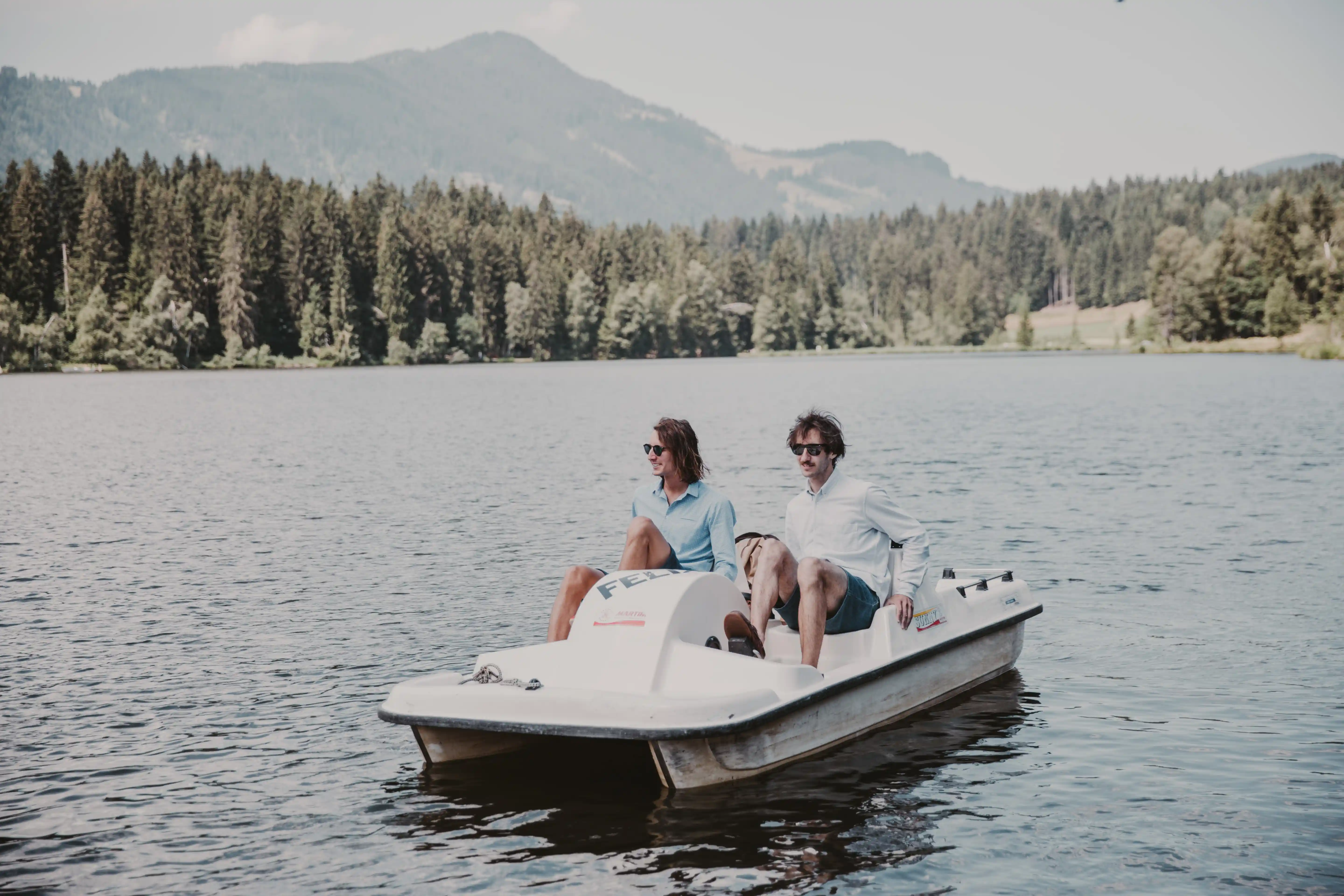 Sehr symphatisch! Die Bestizer vom Hotel Seebichl, die Brüder Witzmann, auf Tretboot auf dem Schwarzsee bei Kitzbühel