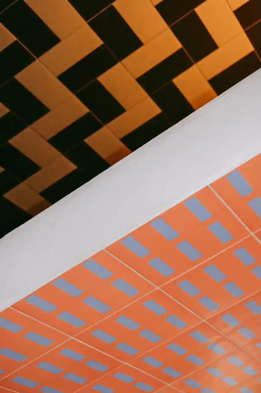 Details in der Sauna: Gemusterte Decke in Orange, Schwarz, Blau und Weiß