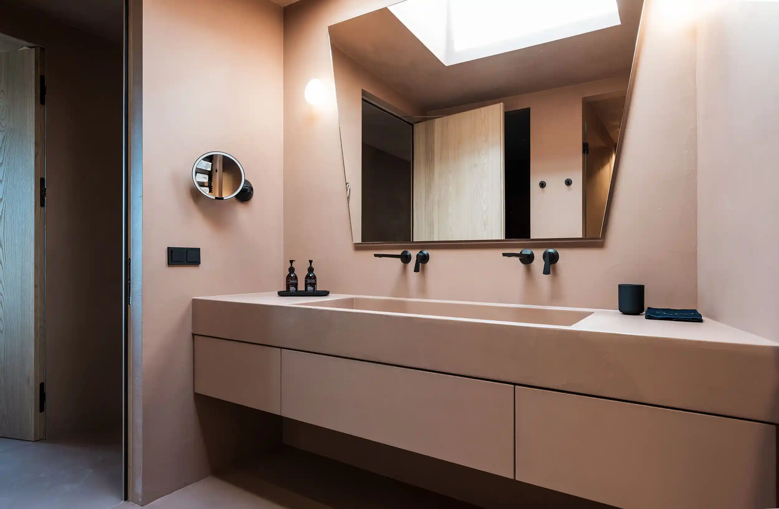 Badezimmer in Rostrot: Die Rittstein Homes in Südtirol
