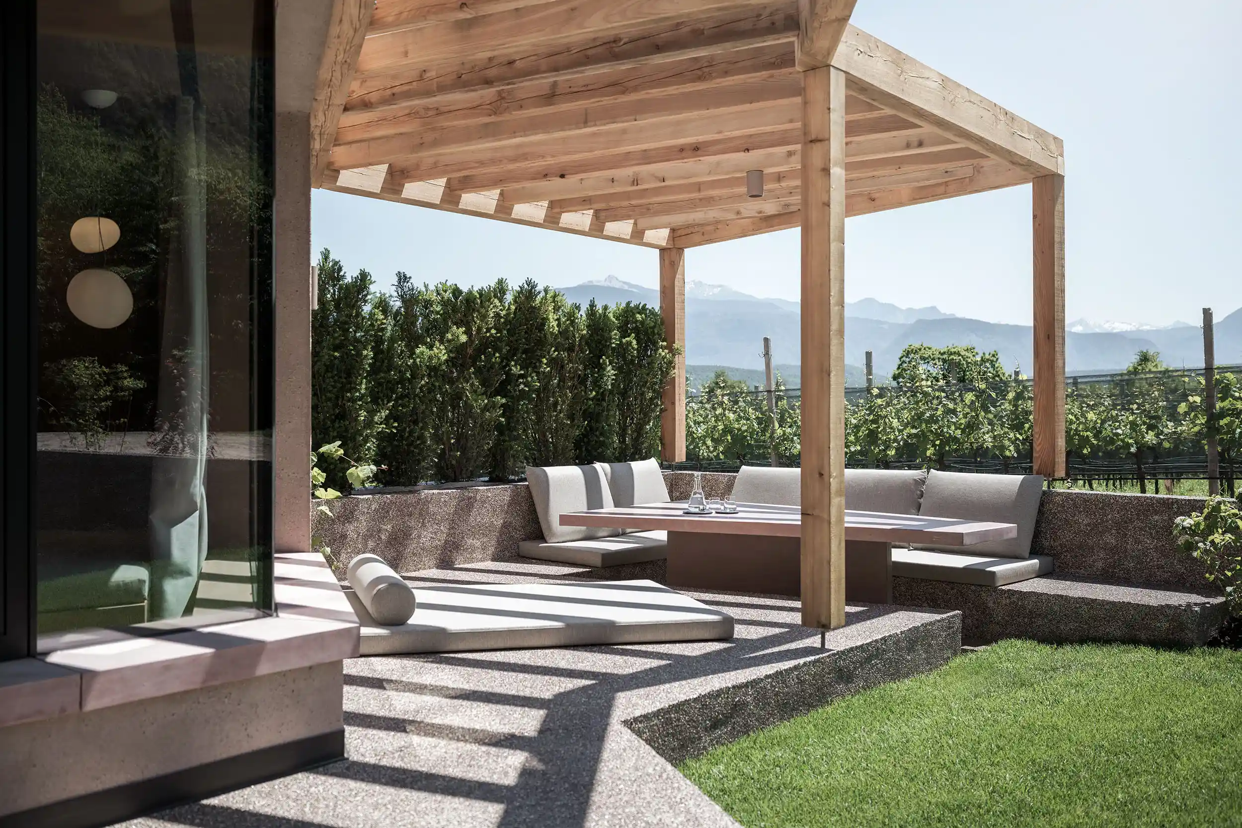Pergola mit Sitzecke im Garten der Rittstein Homes