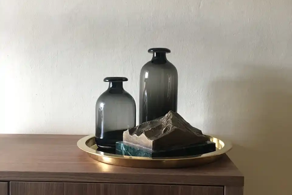 Deko-Detailaufnahme von grünen Glasflaschen im Trinserhof Hotel