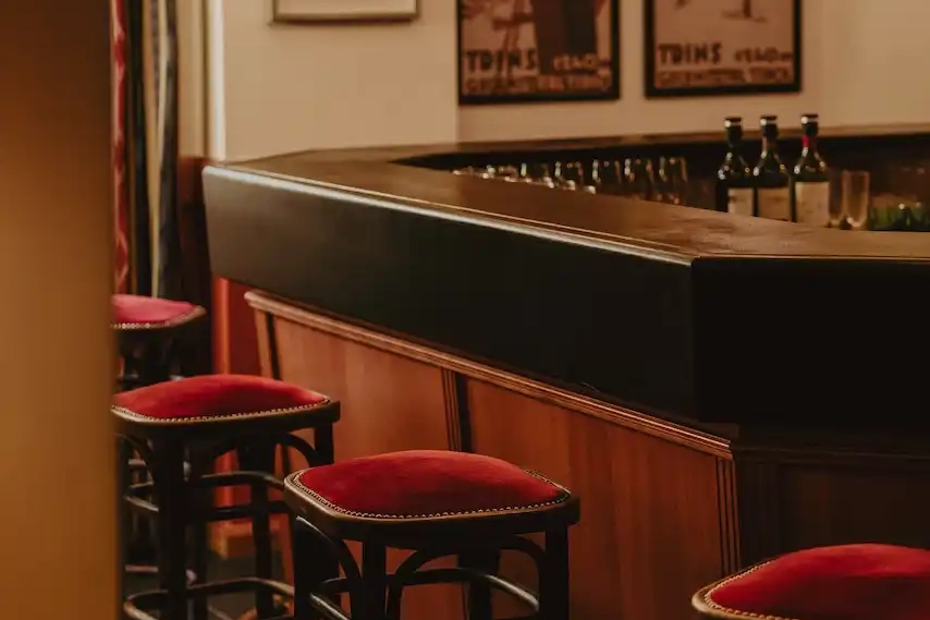 Barhocker mit Samtbezug in Bar im Trinserhof