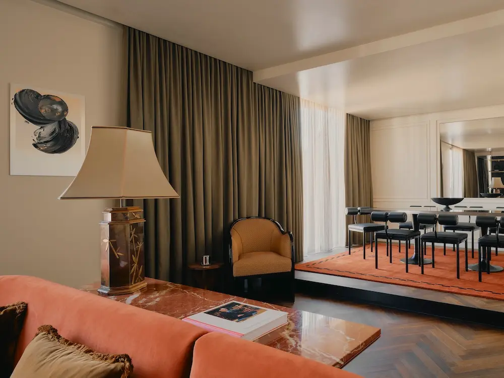 Grand Suite im Hotel The Dean Munich: Jugendstil-Möbel, roter Teppich, rotes Sofa, roter Marmortisch, Foto: Dean Hearne