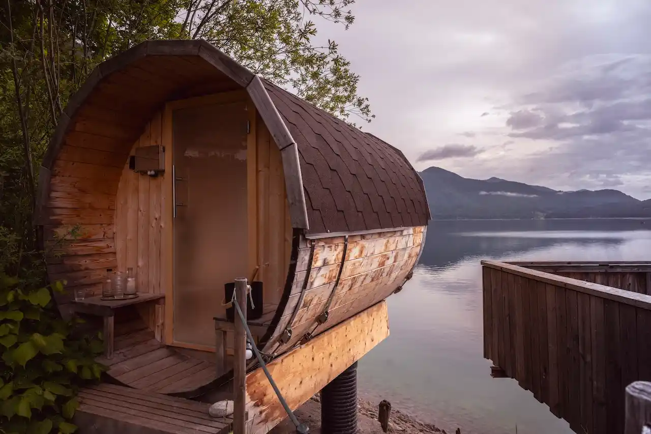 Wallerei: Die Fasssauna im Designhotel am Walchensee ist wirklich einzigartig!