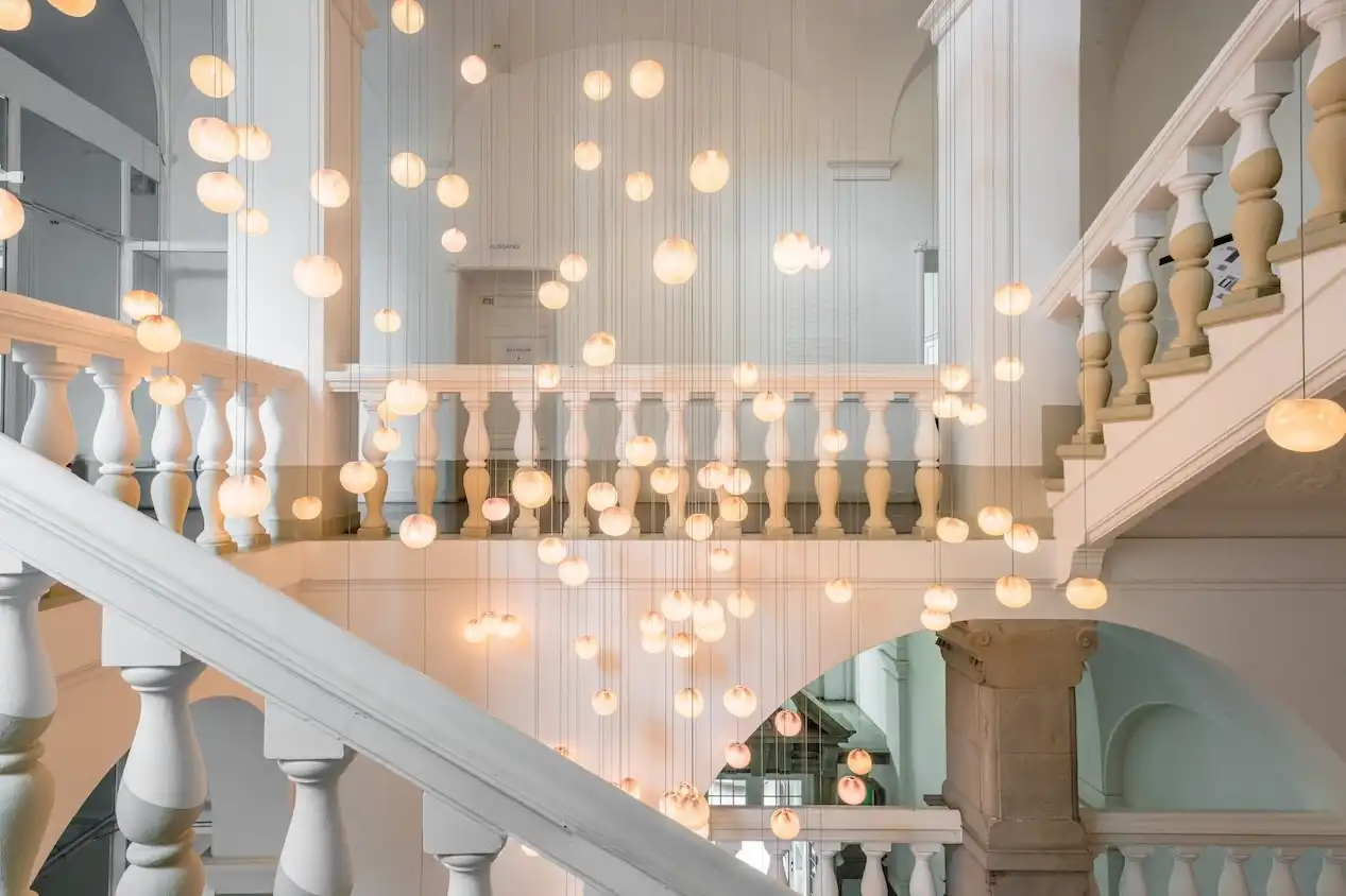 Treppenhaus im Wilmina Hotel in Berlin Charlottenburg: Viele kleine runde Leuchten, Säulenaufgang