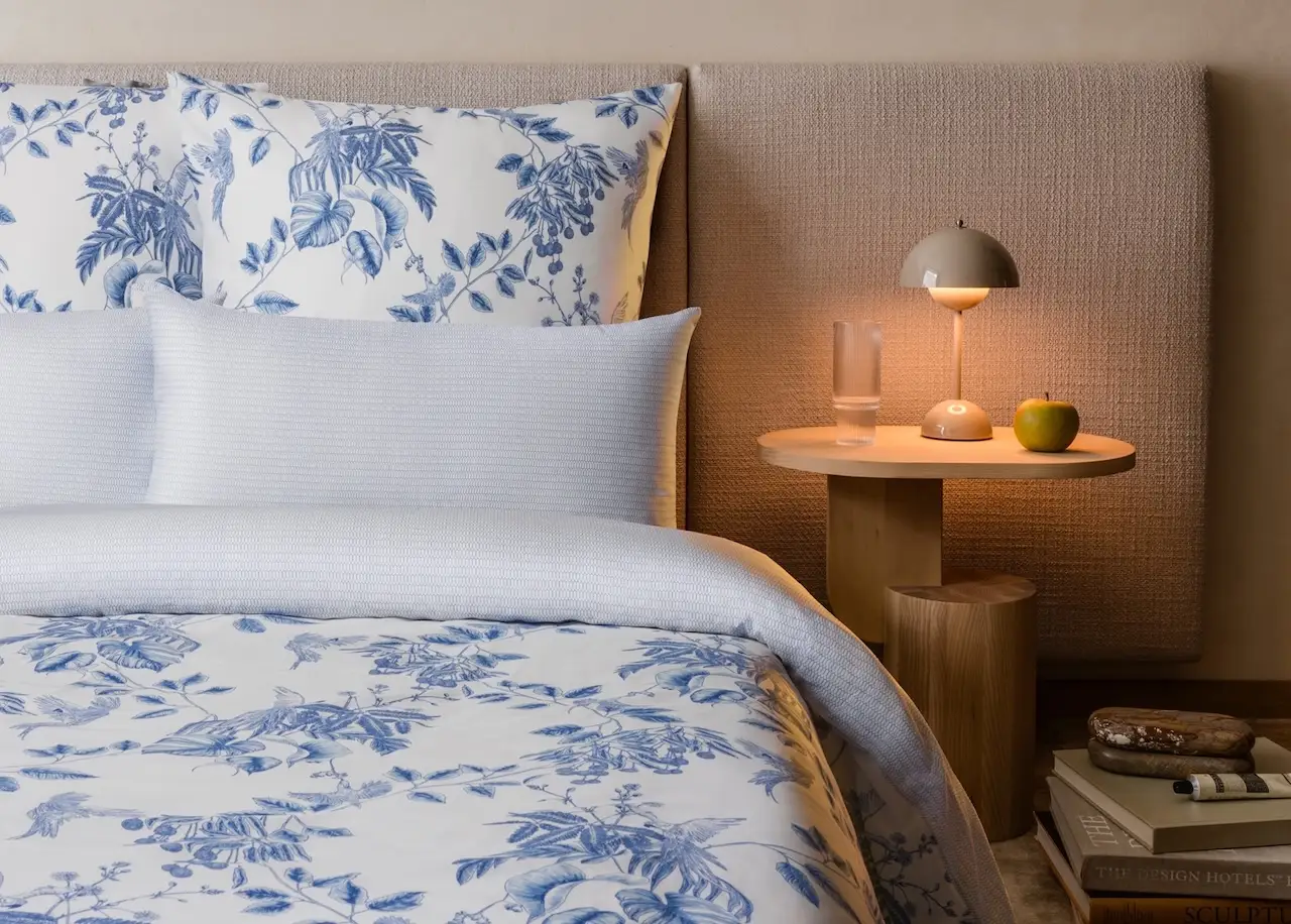 Bettwäsche von Amqua: Blau Weiß mit Blumenprint