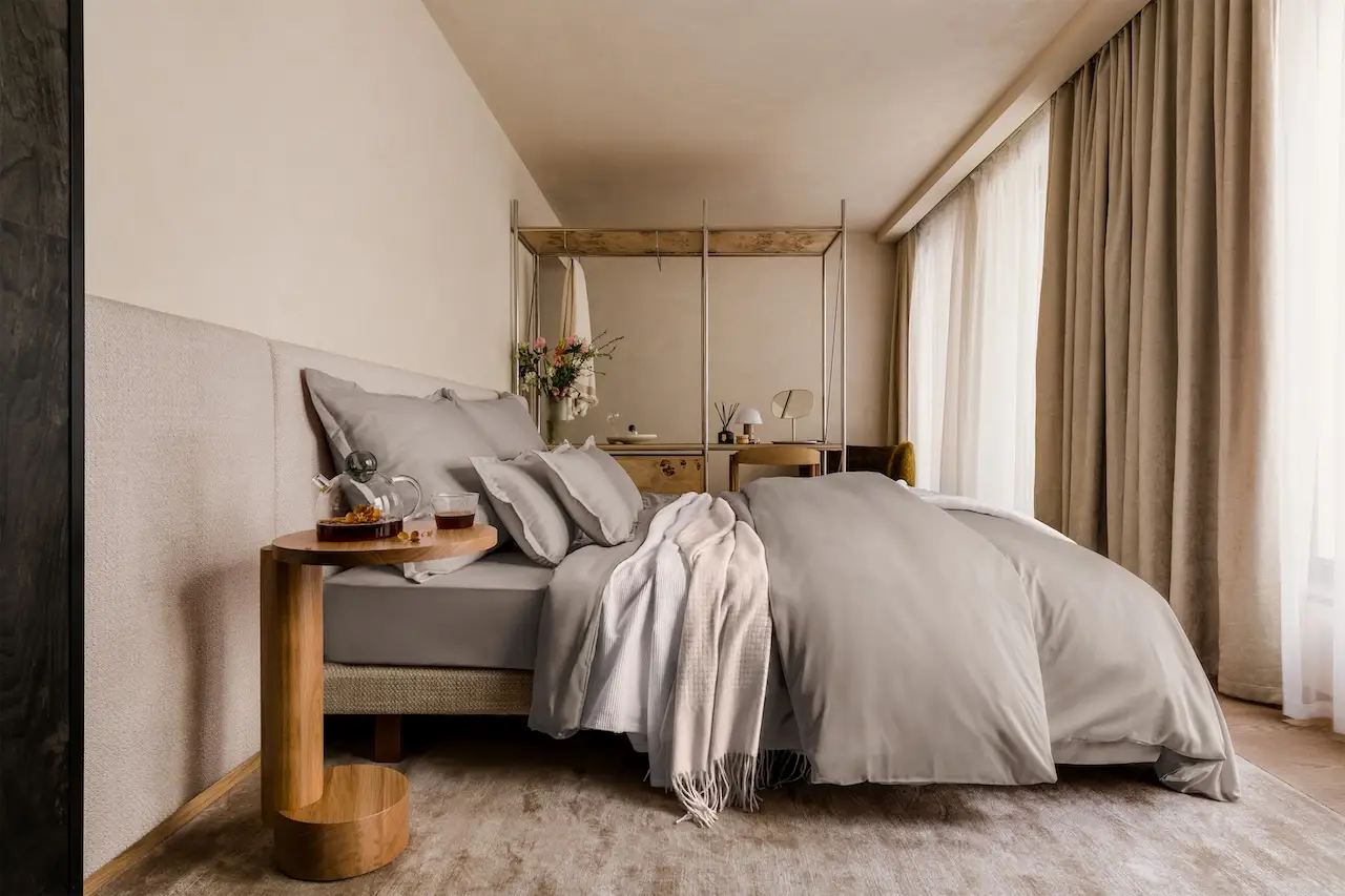 Schlafzimmer mit Bettwäsche von Amqua in Beige