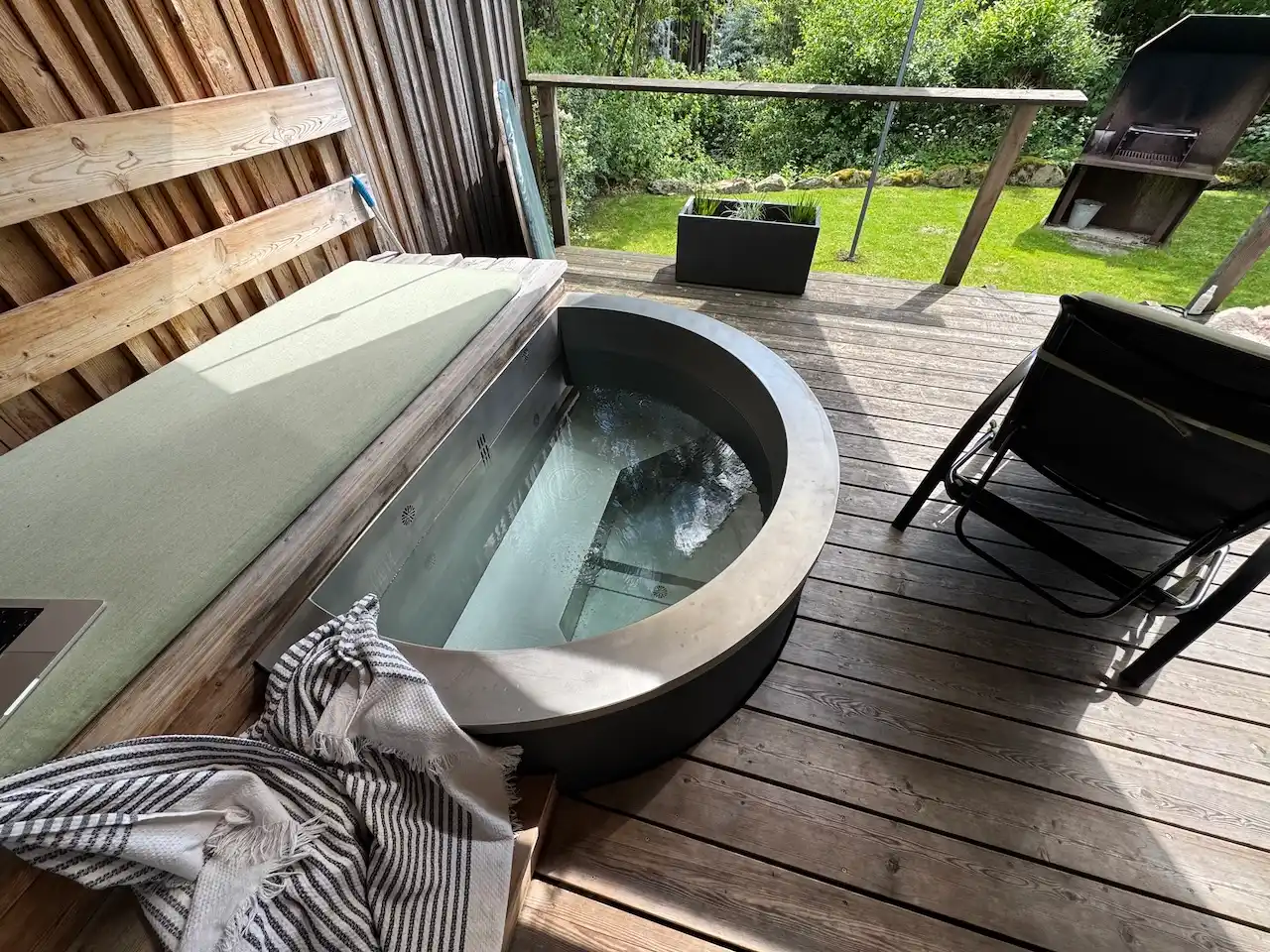 Hot Tub auf der eigenen Terrasse im Chaletdorf
