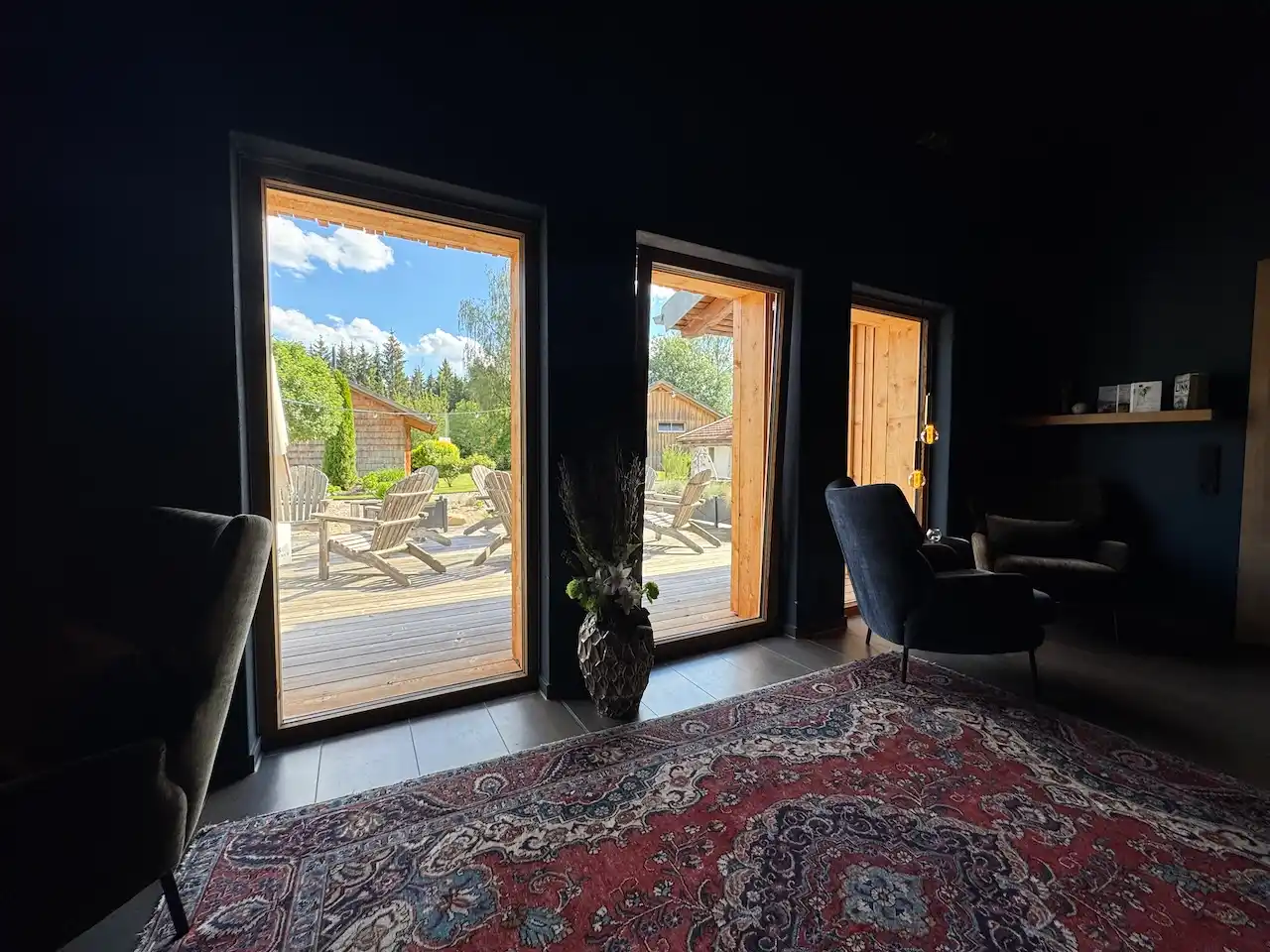 Blick aus der Deep Green Lounge auf den Hof