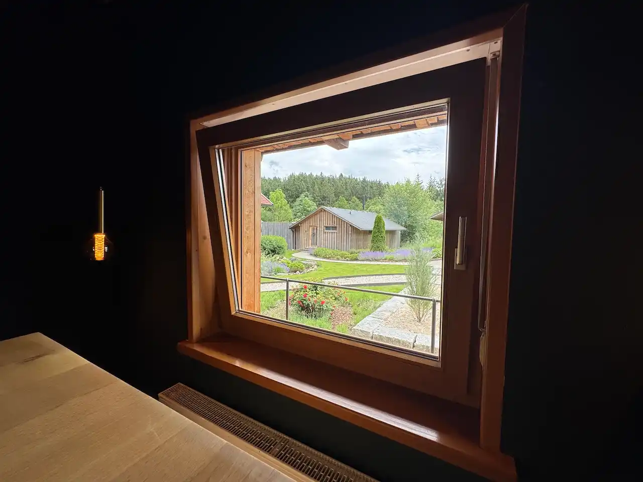 Blick aus der Deep Green Lounge auf den Hof 
