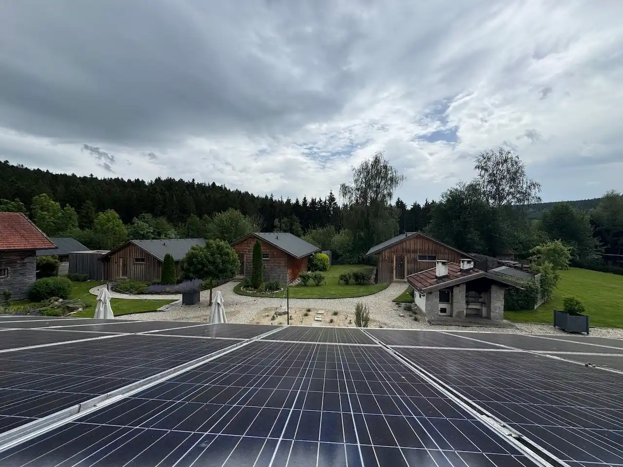 Photovoltaik auf dem Dach der FORSTGUT.LODGE