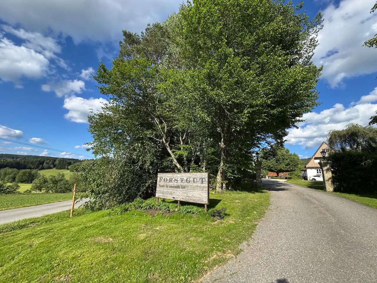 Einfahrt zum FORSTGUT Chaletdorf
