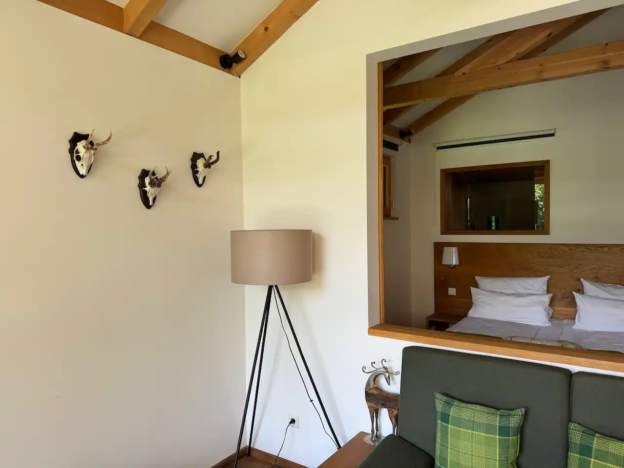 Im FORSTGUT Chalet. Sofaecke mit Durchbruch zum Schlafzimmer