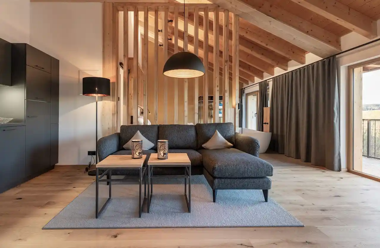 Sofaecke und Küche im FORSTGUT
