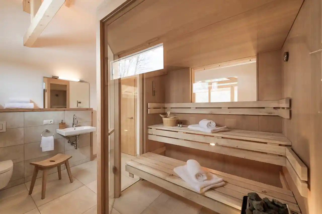 Holz-Sauna im Badezimmer im Chalet