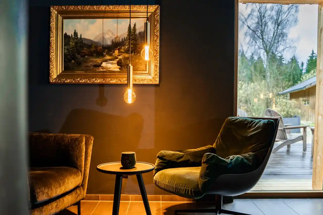 Deep Green Lounge im FORSTGUT: Zwei gemütliche Sessel vor Fenster