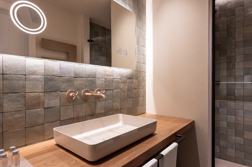 Badezimmer mit Waschtisch von KALEDWEI