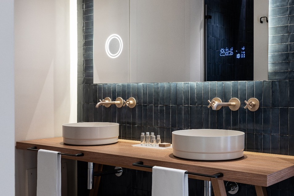 Badezimmer mit Waschtisch von KALEDWEI