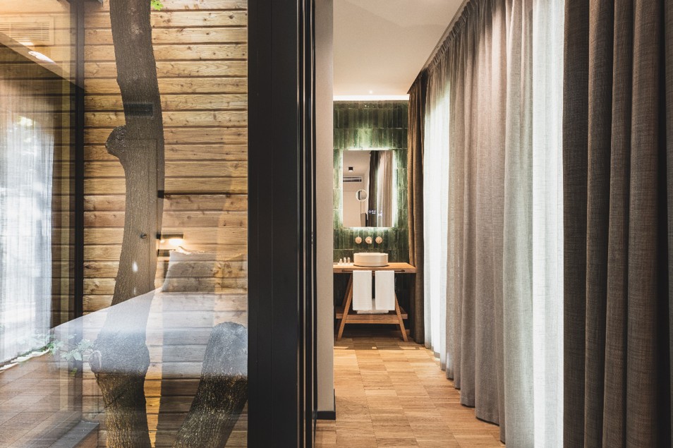 Suite und Badezimmer mit Waschtisch von KALEDWEI